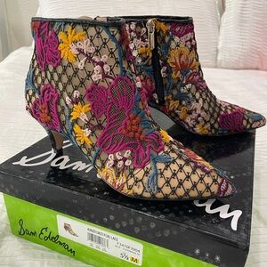 Sam Edelman Kinzey kitten heel embroidered bootie - size 5.5